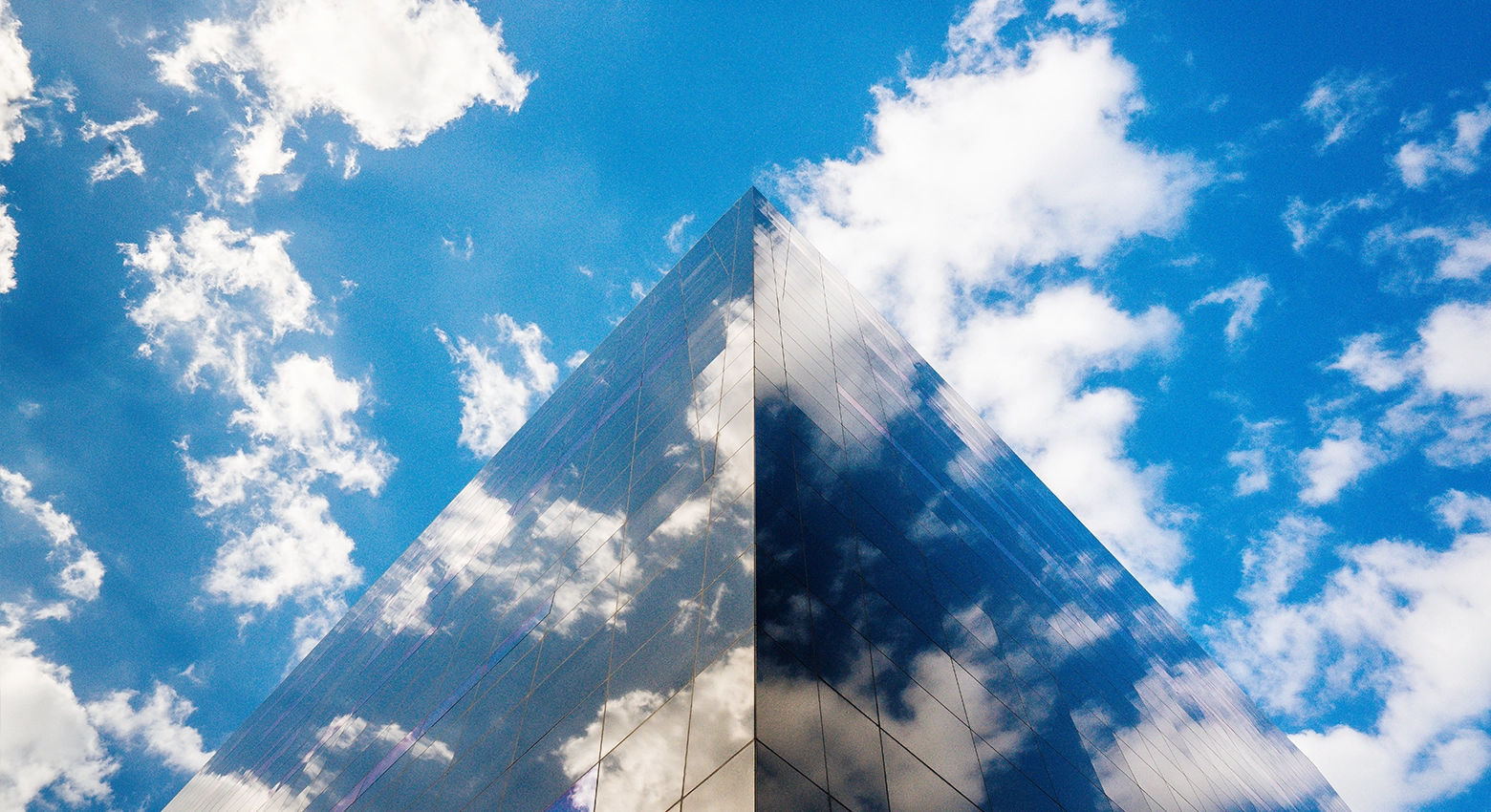 La cima di un grattacielo tra le nuvole