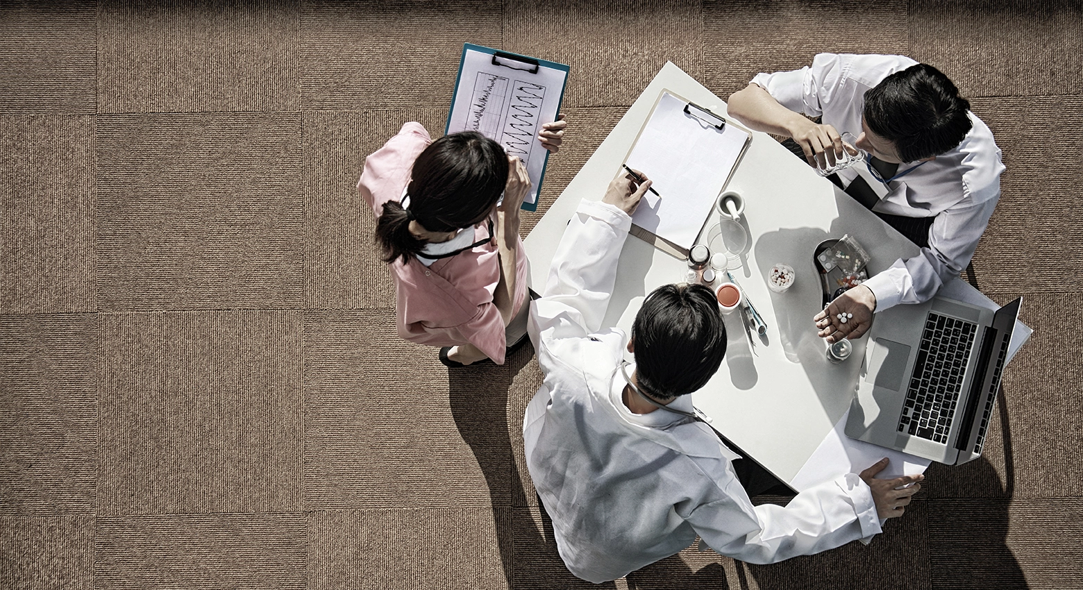 Medici seduti che parlano