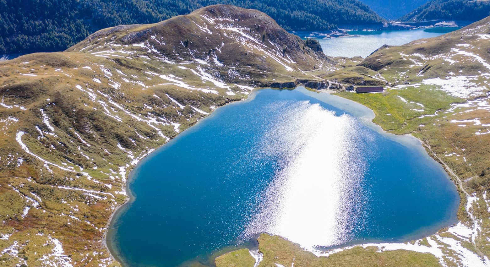 Lago circondato da montagne 