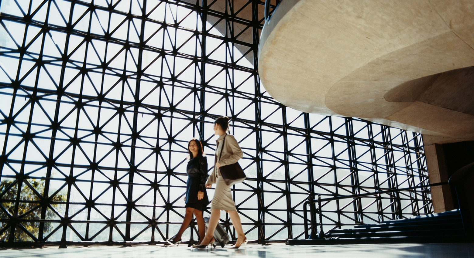 Due donne che camminano in un ufficio aziendale 