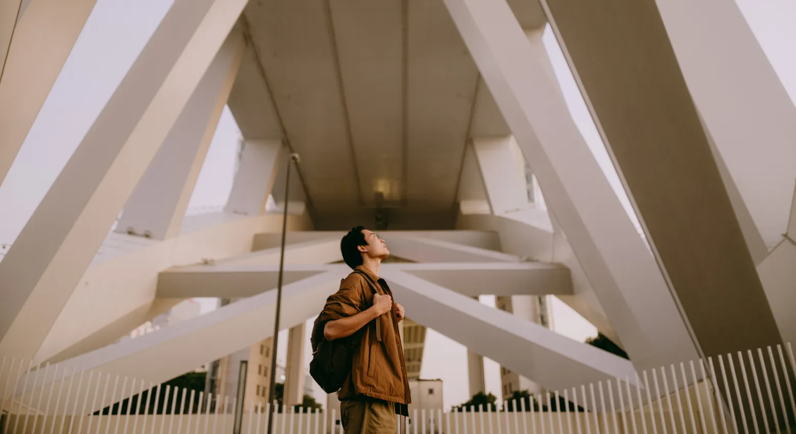 uomo che guarda l'architettura moderna