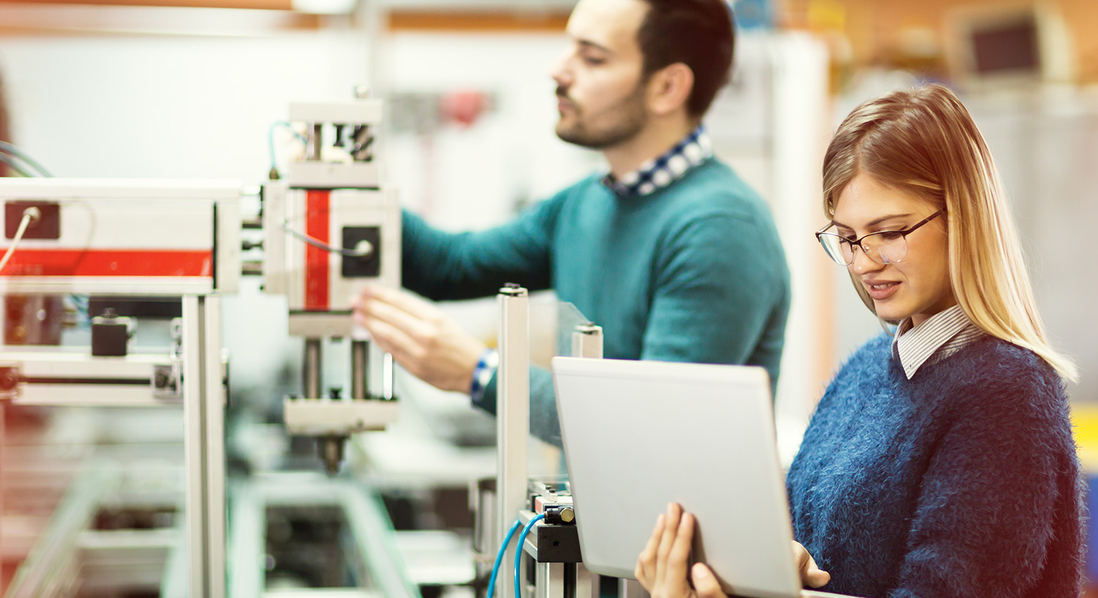 Due persone che lavorano insieme