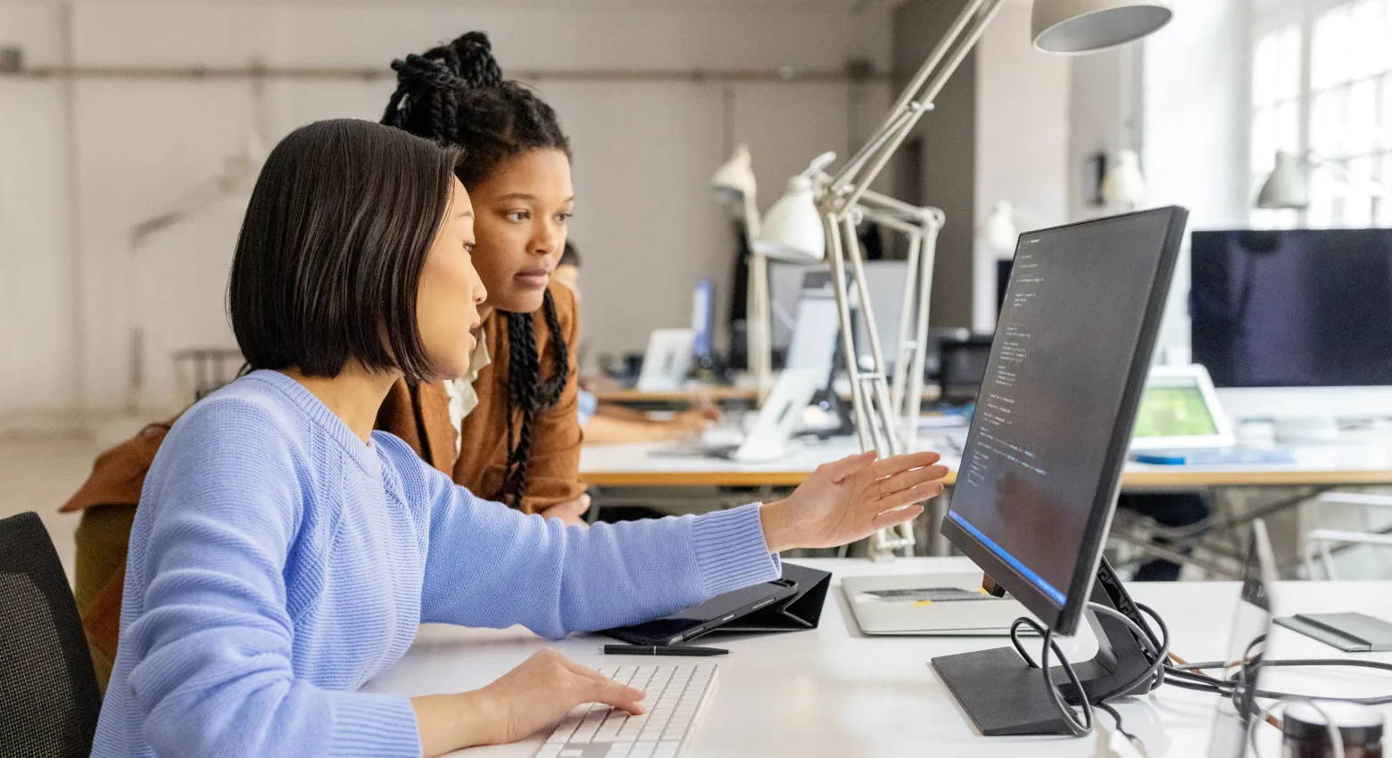 Due donne con computer desktop