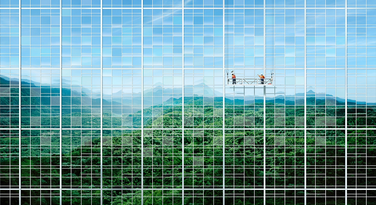 Vista della montagna e del cielo dalla finestra 