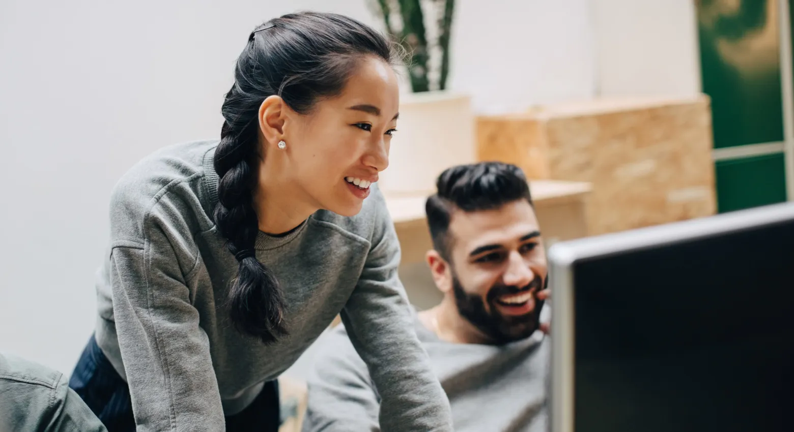 Una donna e un uomo che lavorano insieme al computer 