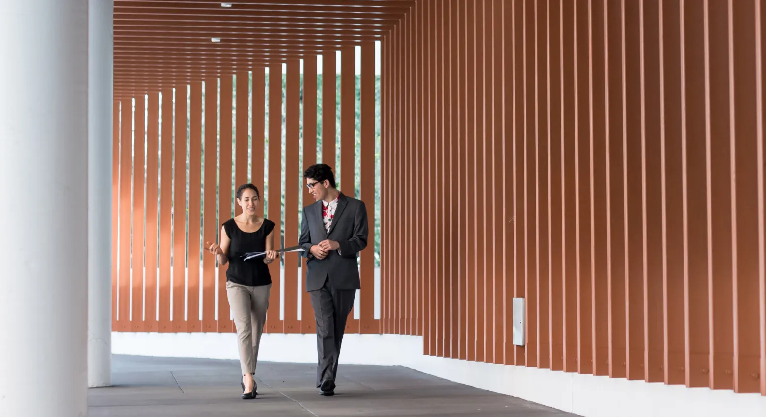 donna e uomini che camminano, architettura moderna