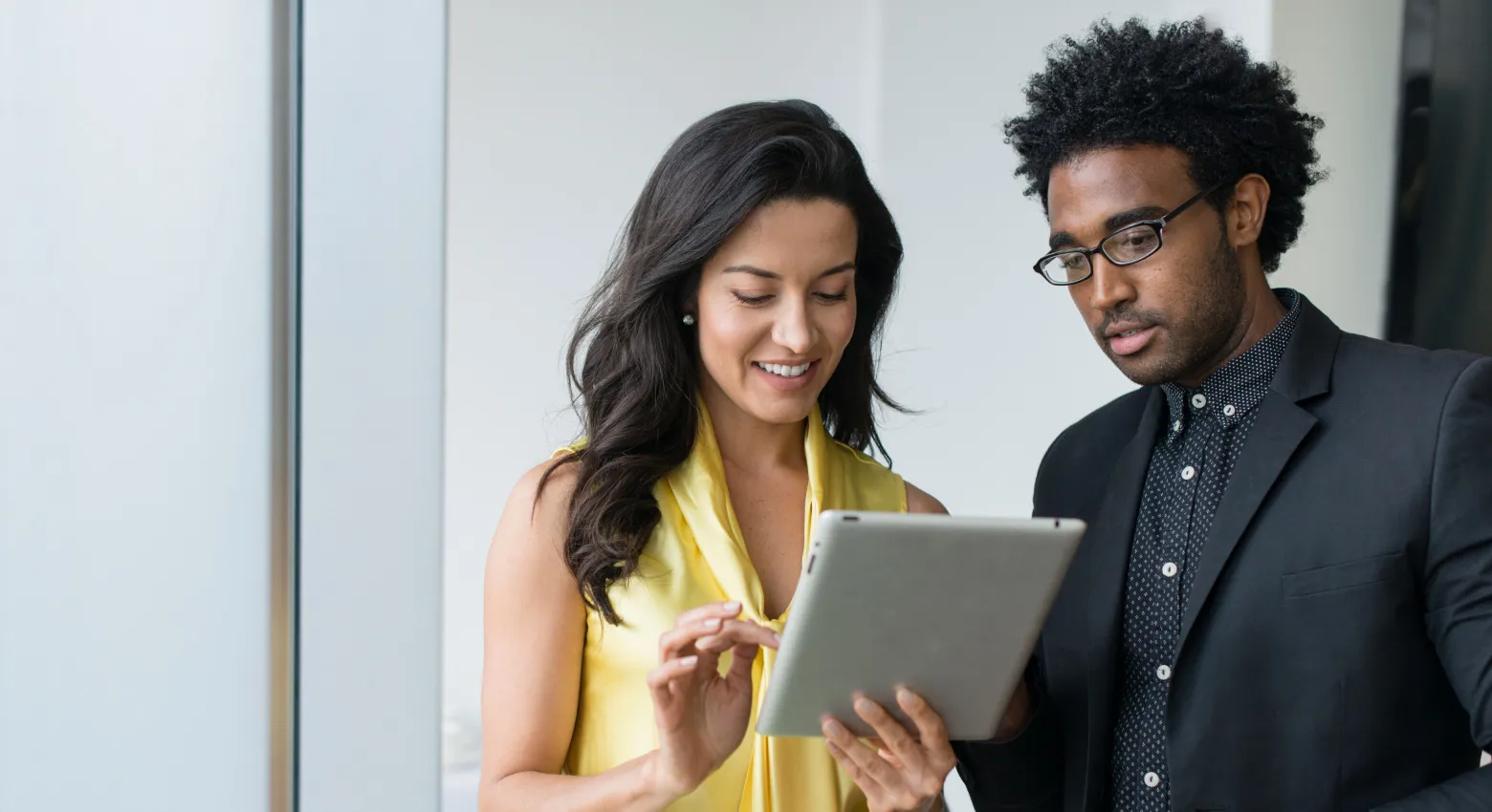 Donna e uomo che lavorano insieme sul tablet 
