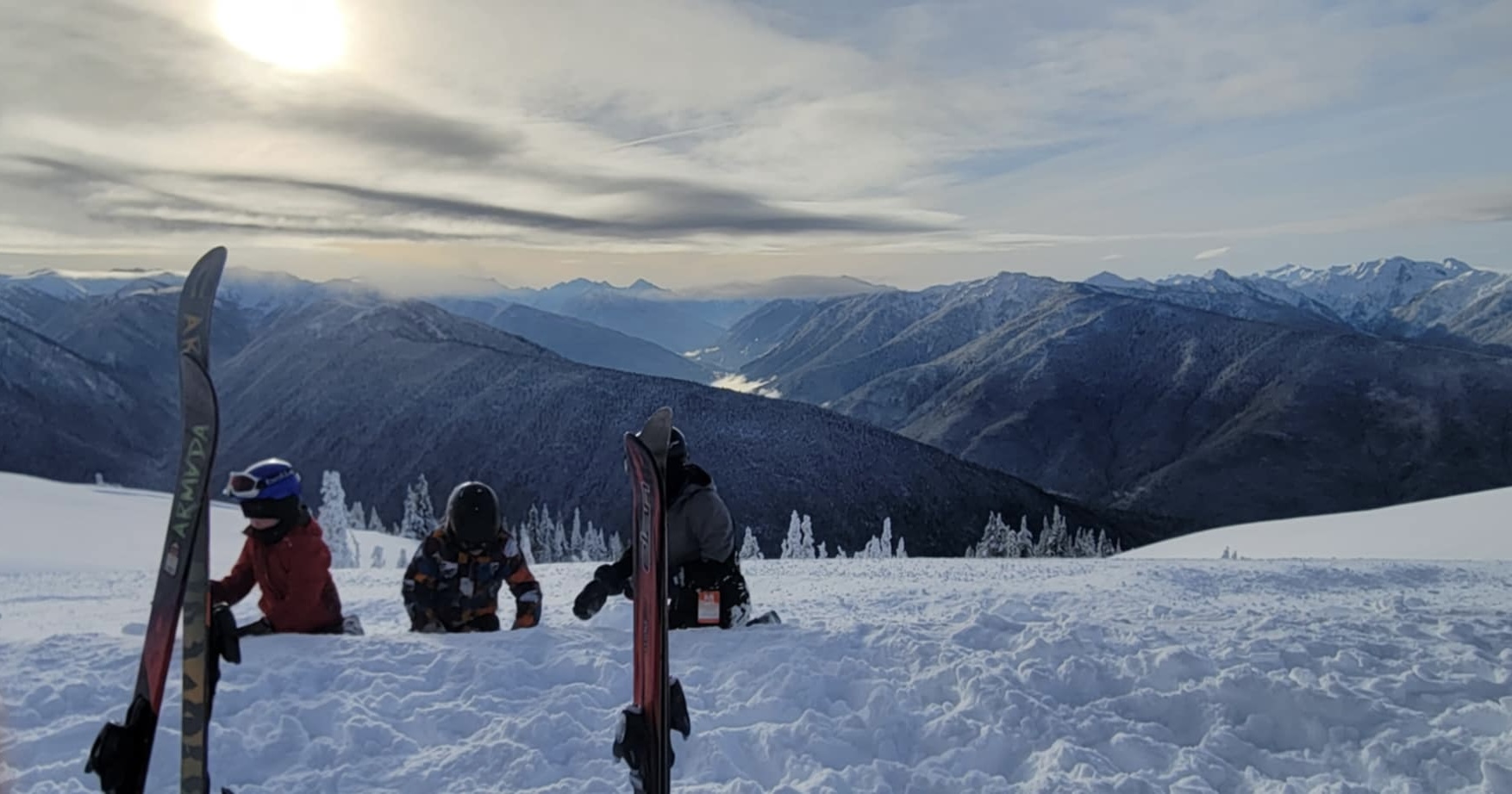 persone che sciano al tramonto