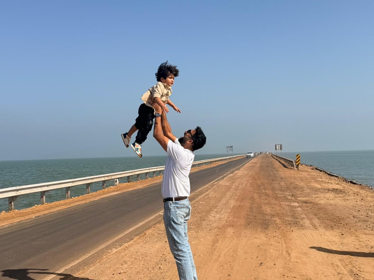 papà che va a prendere suo figlio