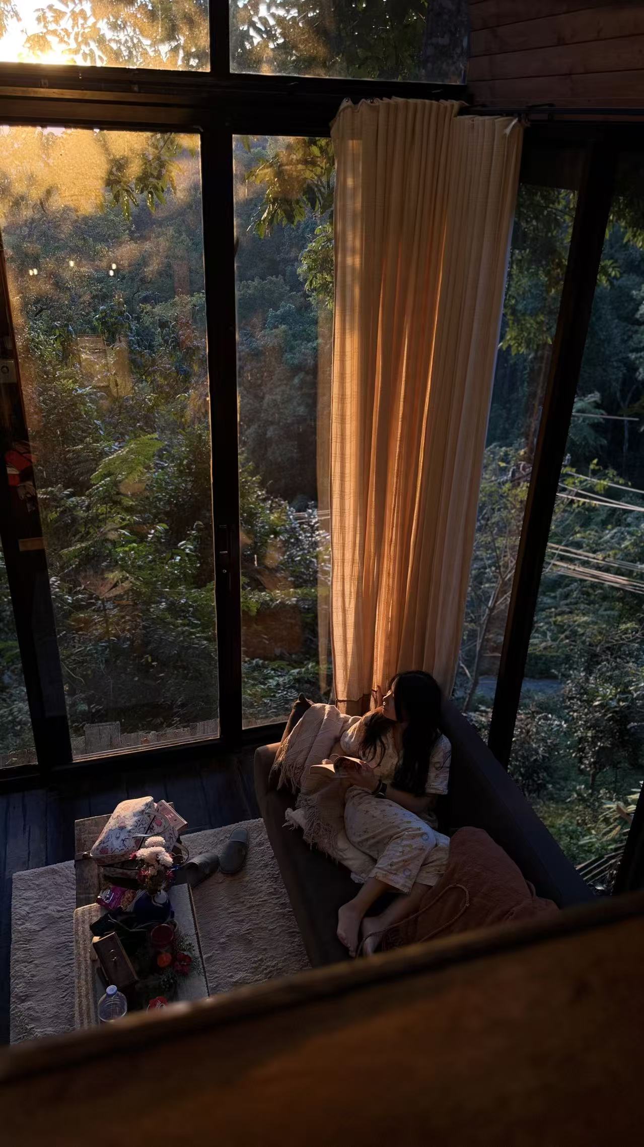 famiglia a casa al tramonto