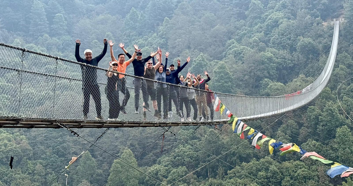 Dipendenti su un ponte in Nepal