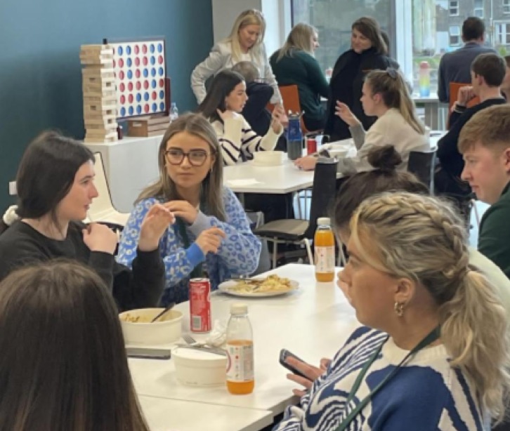 Dipendenti che pranzano insieme