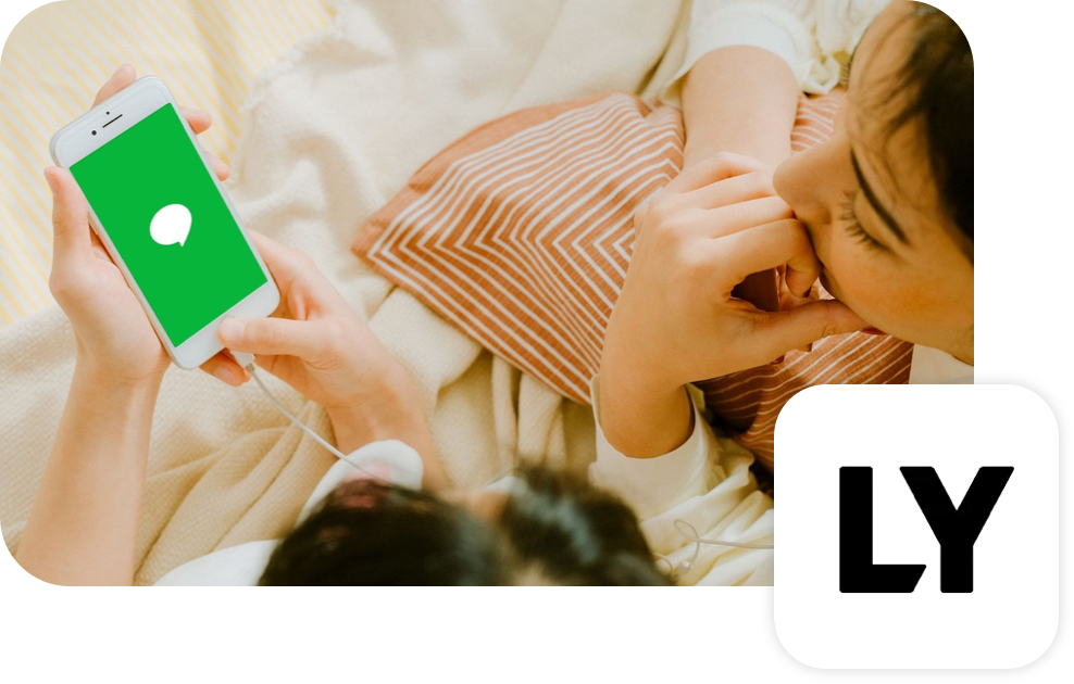 Persone che guardano un'app LY su un telefono cellulare